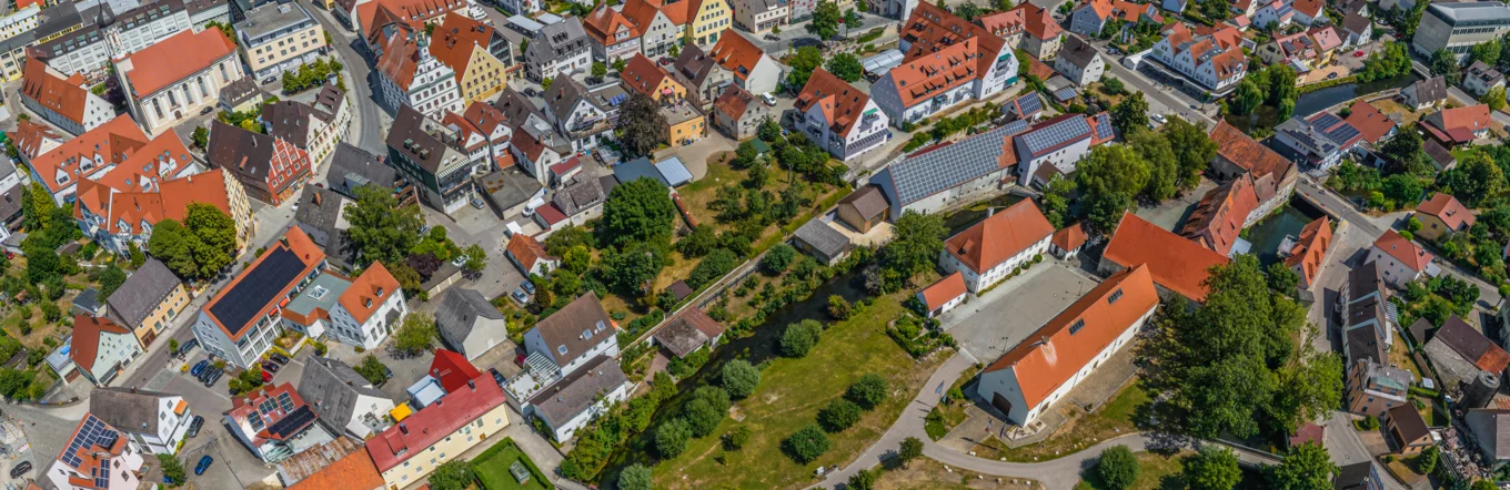 Luftbild einer süddeutschen Kleinstadt mit historischem Ortskern und Wohnbebauung