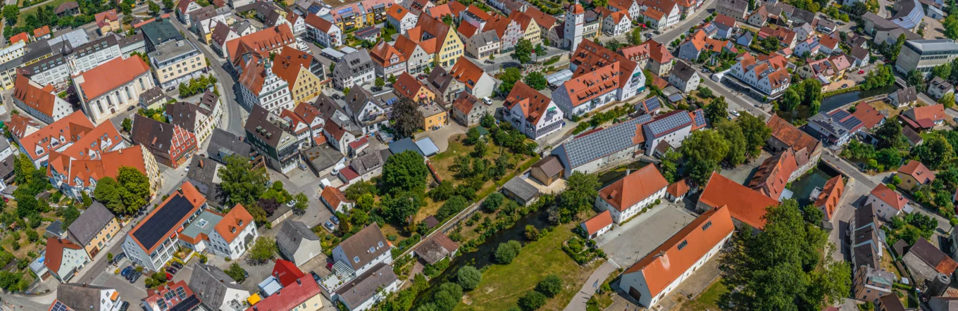Luftbild einer süddeutschen Kleinstadt mit historischem Ortskern und Wohnbebauung