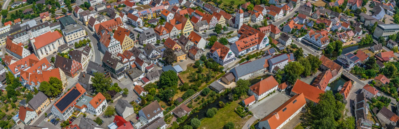Luftbild einer süddeutschen Kleinstadt mit historischem Ortskern und Wohnbebauung