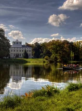 Wörlitzer Park Landschaftsaufnahme des Wörlitzer Parks mit gestalteter Parkanlage, Wasserflächen und historischer Gartenarchitektur.