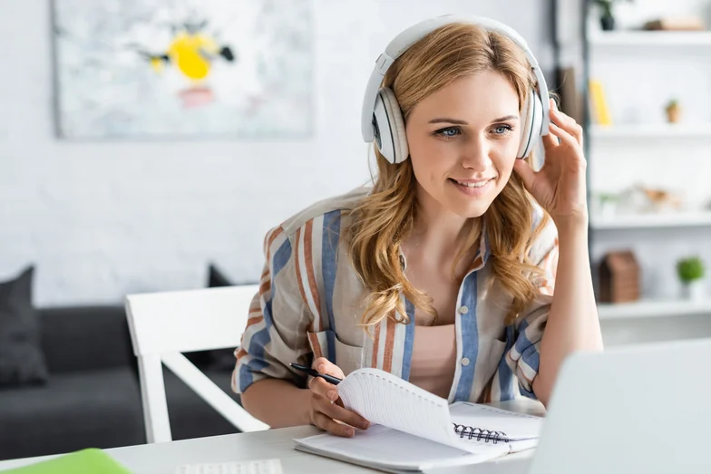 vhw Webinar-Flatrate Junge Frau nimmt an einem Webinar teil.
