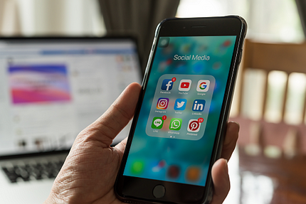 Handy mit Icons Sozialer Medien auf dem Display
