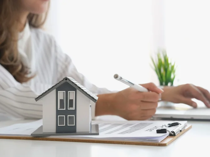 Imobilienverwalterin an ihrem Schreibtisch