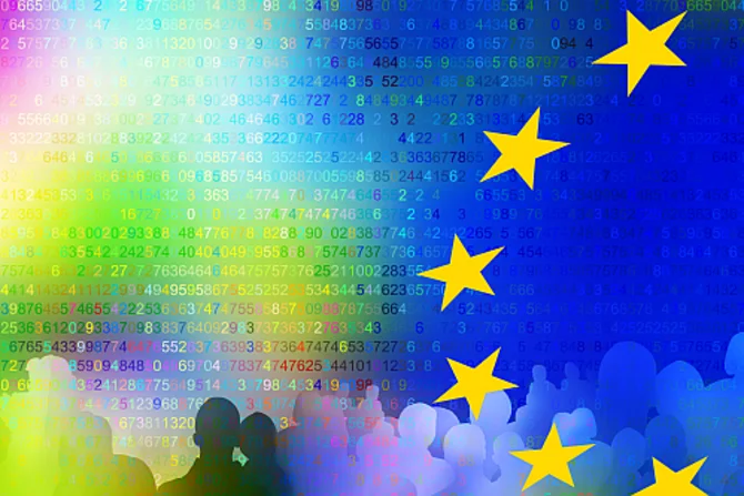 Migration in Europa Auf der rechten Seite ist die europäische Flagge zu sehen. Links befindet sich ein farbiger Nebel, unter dem Silhouetten von Personen erkennbar sind.
