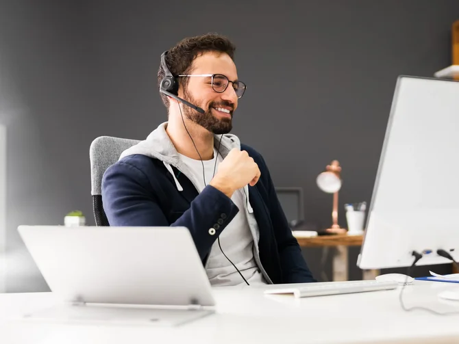Person nimmt an einem Webinar teil und nutzt digitale Lernangebote zur beruflichen Weiterbildung am Computer.