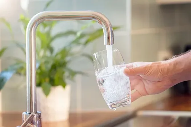 Sauberes Trinkwasser Klares Trinkwasser aus einem Wasserhahn als Symbol für die sichere Versorgung mit sauberem Trinkwasser.