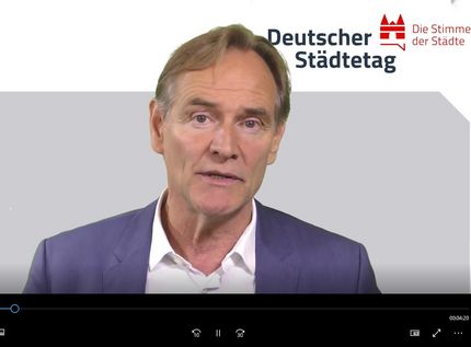 Oberbürgermeister Burkhard Jung hält ein Grußwort zum Demokratie-Kongress des vhw