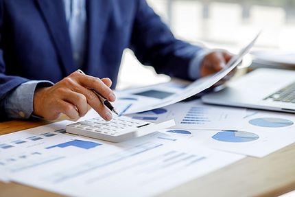 Foto: Unternehmer analysiert Statistiken und stellt Berechnungen an.