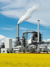 Industrieanlage und Emissionen Industrieanlage mit sichtbaren Emissionen im Kontext von Umweltbelastung und industrieller Produktion.