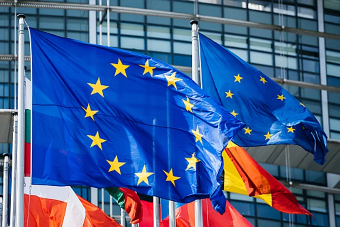 Flagge der Europäischen Union Die Flagge der Europäischen Union mit zwölf goldenen Sternen auf blauem Hintergrund als Symbol für Einheit und Zusammenarbeit.