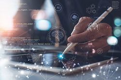 Mann schreibt mit Stift auf Tablet. Eingeblendete Symbole für das Arbeiten mit KI.