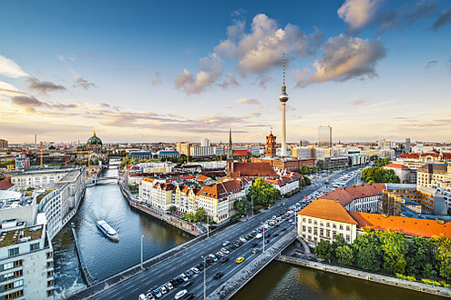Luftbild von Berlin mit Blick auf die Spree und den Fernsehturm