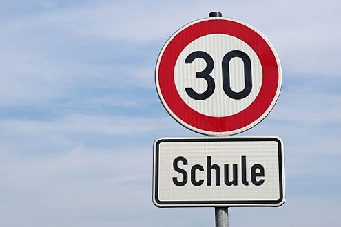 Verkehrsschild: Tempo 30, Achtung Schule