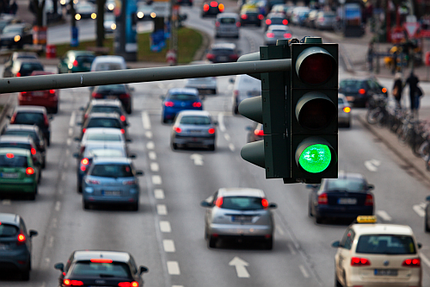 Autoverkehr und grüne Ampel