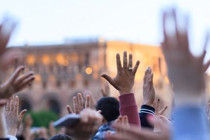 Menschen strecken ihre Hände in die Luft