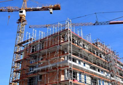Foto einer Baustelle eines Mehrfamilienhaus-Neubaus.