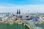 Luftbild-Foto von Köln mit Kölner Dom und Bahnhof im Zentrum.