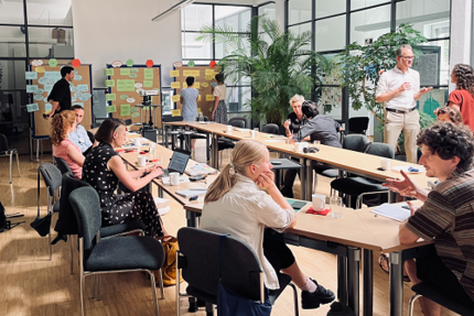 Menschen unterhalten sich im Rahmen des Reflexionsworkshop