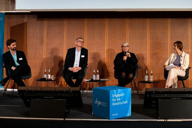 Diskussionsrunde mit Leon Legeland (Gehl People), Bernhard Faller (vhw), Frauke Burgdorff (Stadt Aachen) und Moderatorin Petra Voßebürger (v.l.)