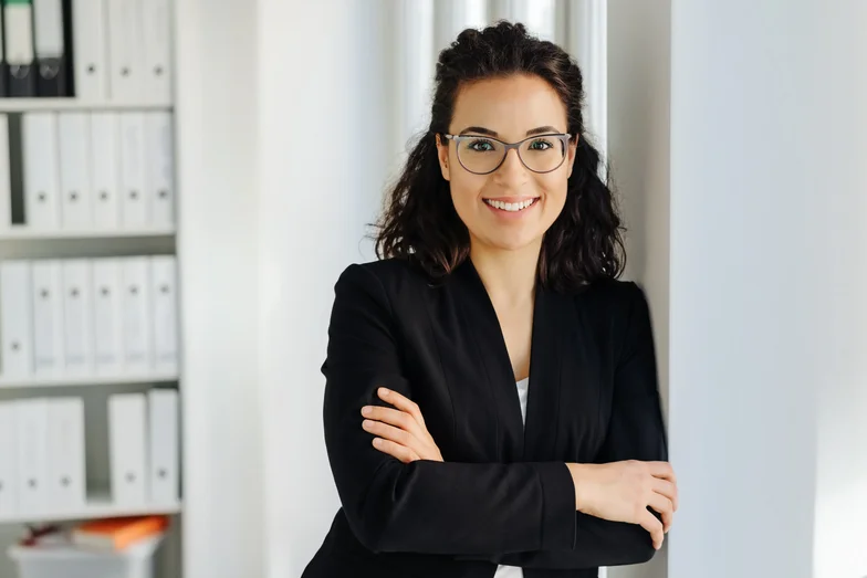 vhw Beratung Beraterin mit verschränkten Armen und Brille in einem Büro