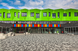 Foto eines modernen Schulgebäudes mit bunter Fassade