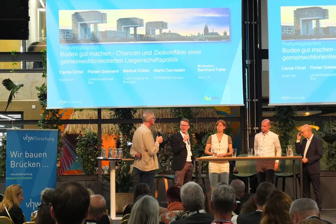 Diskussionsrunde beim Fachforum "Aktive Liegenschaftspolitik" des vhw in Köln, von links: Moderator Bernhard Faller (vhw), Florian Gosmann (Landeshauptstadt Kiel), Carola Christ (Stadt Ulm), Markus Kübler (Stadt Freiburg im Breisgau) sowie Martin Dornieden (Dornieden Gruppe)