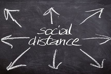 Tafel auf der "social distance" steht