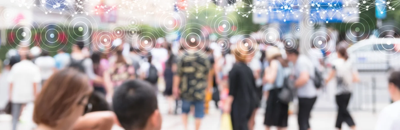 Menschenmenge in städtischer Fußgängerzone mit eingeblendetem digitalen Netzwerk aus Punkten und Linien