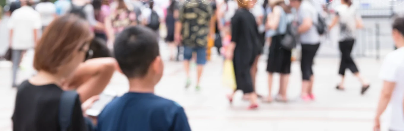Menschenmenge in städtischer Fußgängerzone mit eingeblendetem digitalen Netzwerk aus Punkten und Linien