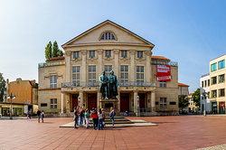 Foto aus dem Stadtzentrums Weimars mit Göthe-Schiller-Denkmal
