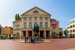 Weimarer Immobilienrechtstage © pure-life-pictures/Fotolia,com Foto aus dem Stadtzentrums Weimars mit Göthe-Schiller-Denkmal