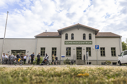 Foto eines zum Gemeindezentrum umgebauten Bahnhofsgebäudes