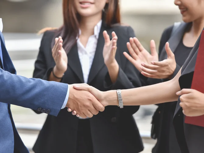 Kooperation und Zusammenarbeit Zusammenarbeit zwischen Personen oder Organisationen als Symbol für Kooperation, Teamarbeit und gemeinsame Zielerreichung.
