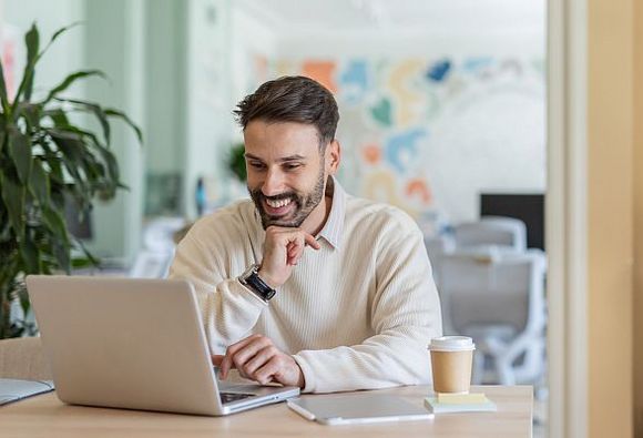 Junger Mann beim E-Learning im Homeoffice