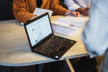 Ausgaben der vhw-Schriftenreihe auf dem Bildschirm eines Laptops