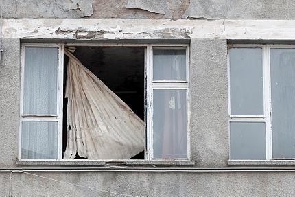 Fassade eines leerstehenden verfallenen Hauses