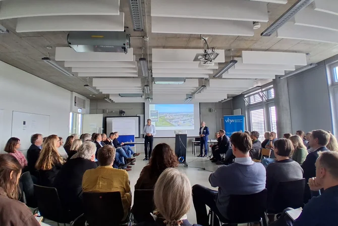 Diskussionsrunde in der Session "Neubau und Transformation im Quartier" mit Bernhard Faller (vhw) und Thomas Vielhaber (Stadtbaurat Hannover)