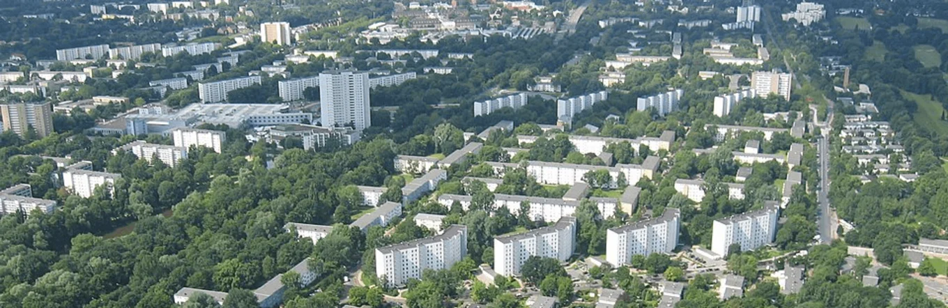 Luftaufnahme der Neuen Vahr Bremen mit Plattenbauzeilen, Hochhäusern, Grünflächen und Stadtautobahn