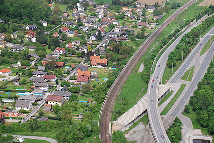 Wohnsiedlung neben Bahntrasse und Umgehungsstraße