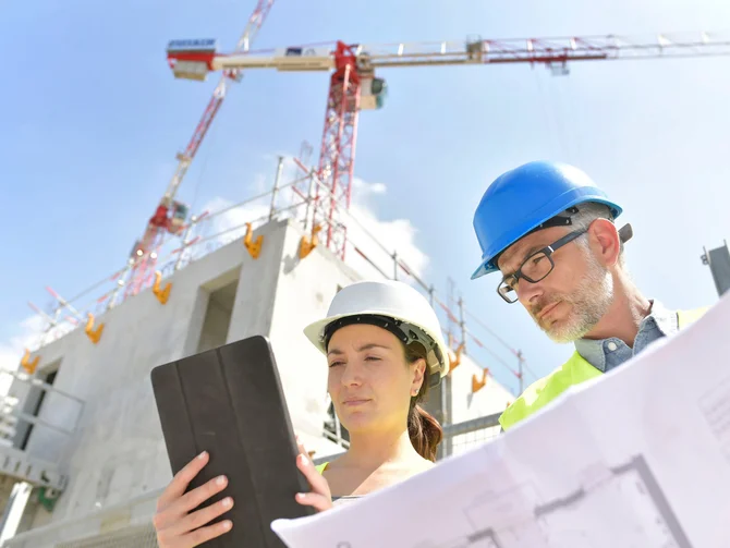 Ingenieure auf einer Baustelle