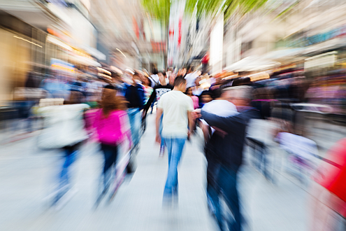 Foto Zoom in eine Fußgängerzone mit vielen Menschen