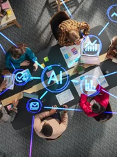 Zertifikatslehrgang KI-Manager Dieses Bild illustriert die Vernetzung verschiedener KI-Technologien und Datenpunkte in einem kollaborativen Arbeitsumfeld.