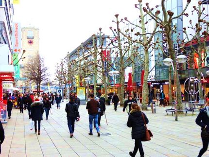 Fußgängerzone einer Innenstadt mit Menschen