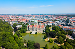Luftbild:Ansicht von Hannover mit Rathaus im Vordergrund.