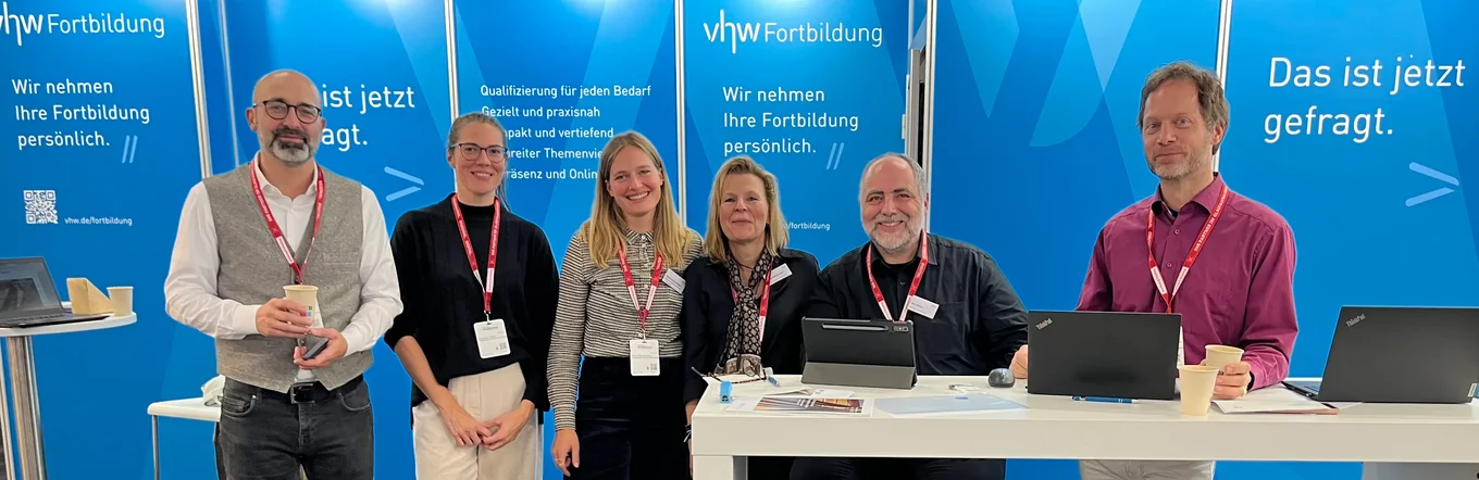 kgst-c-vhw Kolleginnen und Kollegen des vhw stehen an ihrem Messestand.