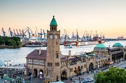 © engel.ac/AdobeStock Hamburger Landungsbrücken am Hafen