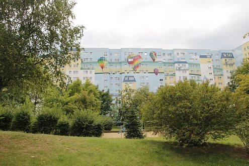 Plattenbau mit vorgelagerter Grünfläche