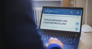 Jemand schreibt am Laptop