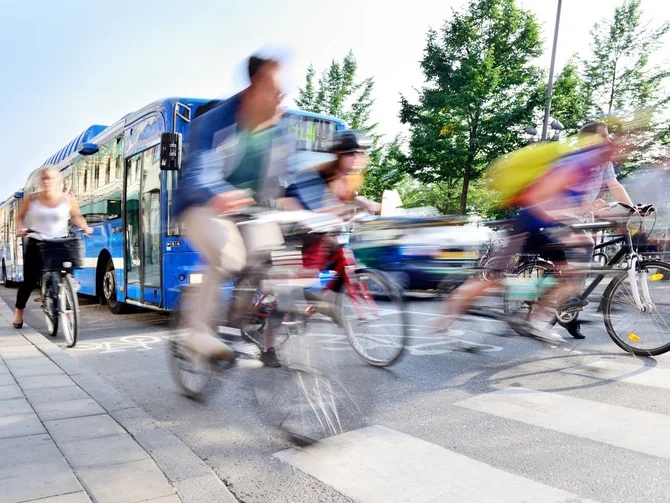 Radverkehr in der Stadt Fahrradfahrer im städtischen Straßenraum als Teil nachhaltiger urbaner Mobilität.