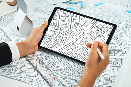 Foto: Bauflächen-Planung mit digitaler Karte auf Tablet
